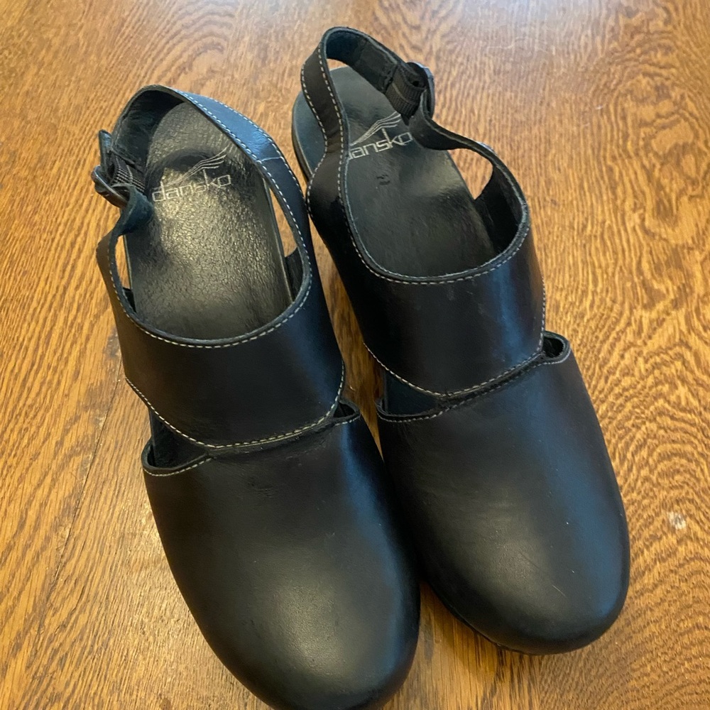 Women’s size 40 Dansko heels. Black Leather